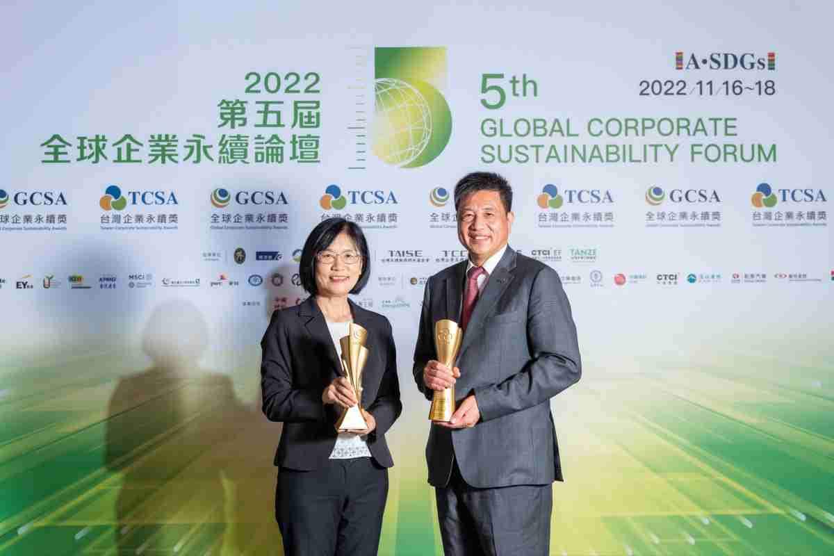 彩神vll作为净零碳排先锋，，，，期引领价值链伙伴同行共好，，卫冕制造业组“十大典范企业” 二连冠殊荣(左：彩神vll光电永续长古秀华，，，右：彩神vll光电董事长暨执行长彭双浪)