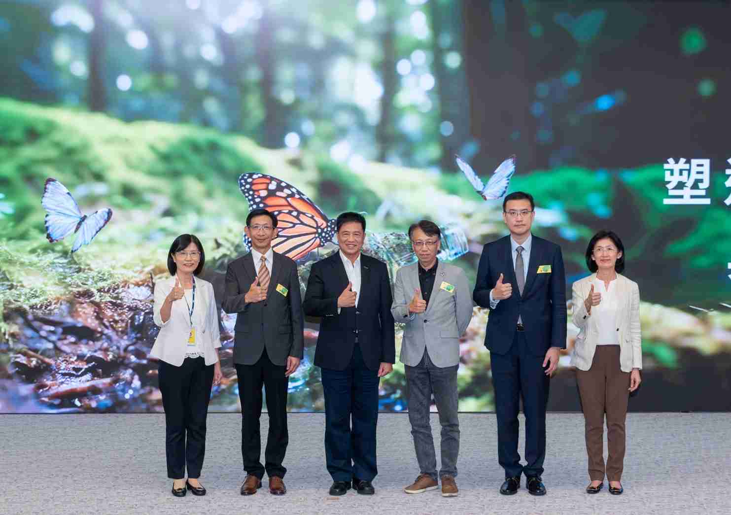 友達2023 CSR共榮大會，，，，邀請領域專家分享交流生物多樣性管理趨勢、、、、無塑產品、、、海廢永續塑料等議題  （圖左到右：友達光電永續長古秀華、、、3M台灣技術長陳君杰、、、友達光電董事長暨集團策略長彭双浪、、光寶科技企業永續發展處處長陳慶暉、、安永聯合會計師事務所執業會計師曾于哲、、、友達光電供應鏈總部副總經理吳宜芳）