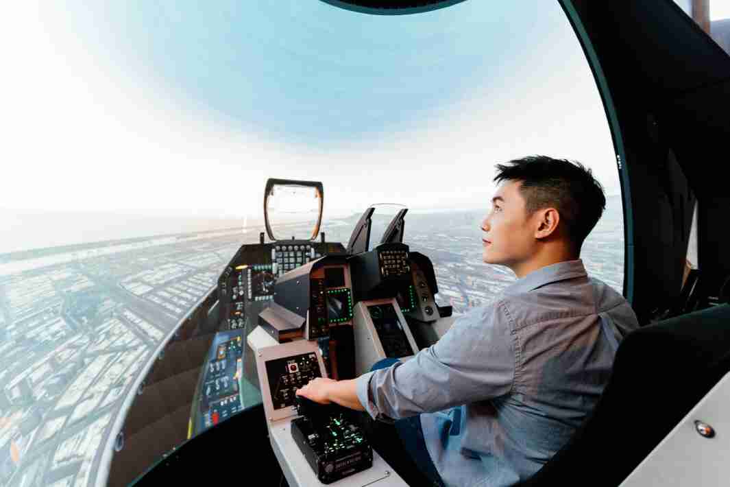 彩神vll以P1.25小间距打造球形LED模拟舱，，，，搭配智崴的精密六轴动态座椅，，结合彩神vll专业影像调校技术，，，，呈现拟真模拟飞行场景