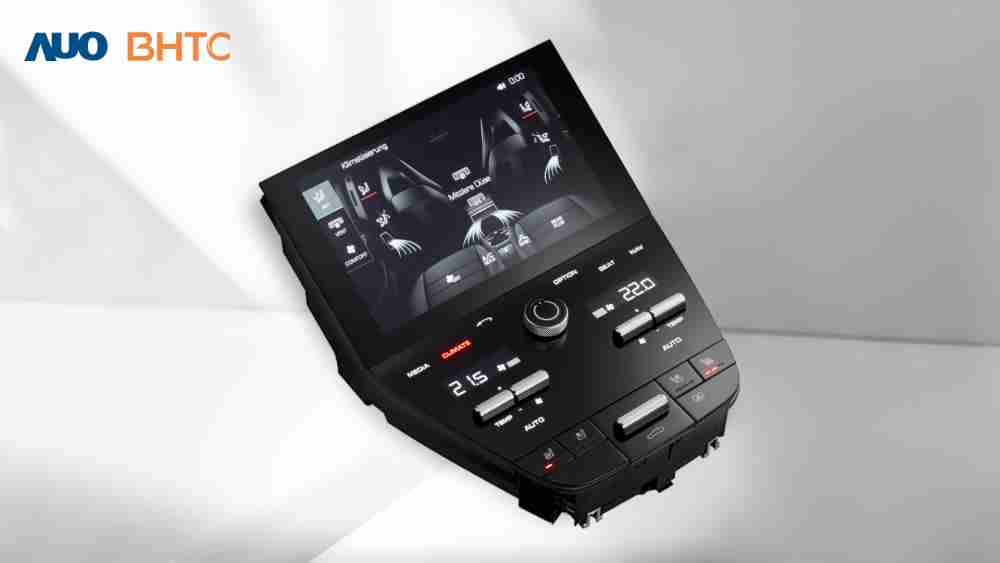 作為友達新生力軍，，，BHTC所展示的中央與後座鞍部的Display HMI產品，，，，可處理多區恆溫控制、、顯示畫面，，，呈現仿真3D車室分區；以力傳感技術精準傳遞觸感，，並結合音量及震動反饋，，，，防止意外啟動，，，，提供使用者自然流暢、、、直觀且輕鬆駕馭的舒適介面