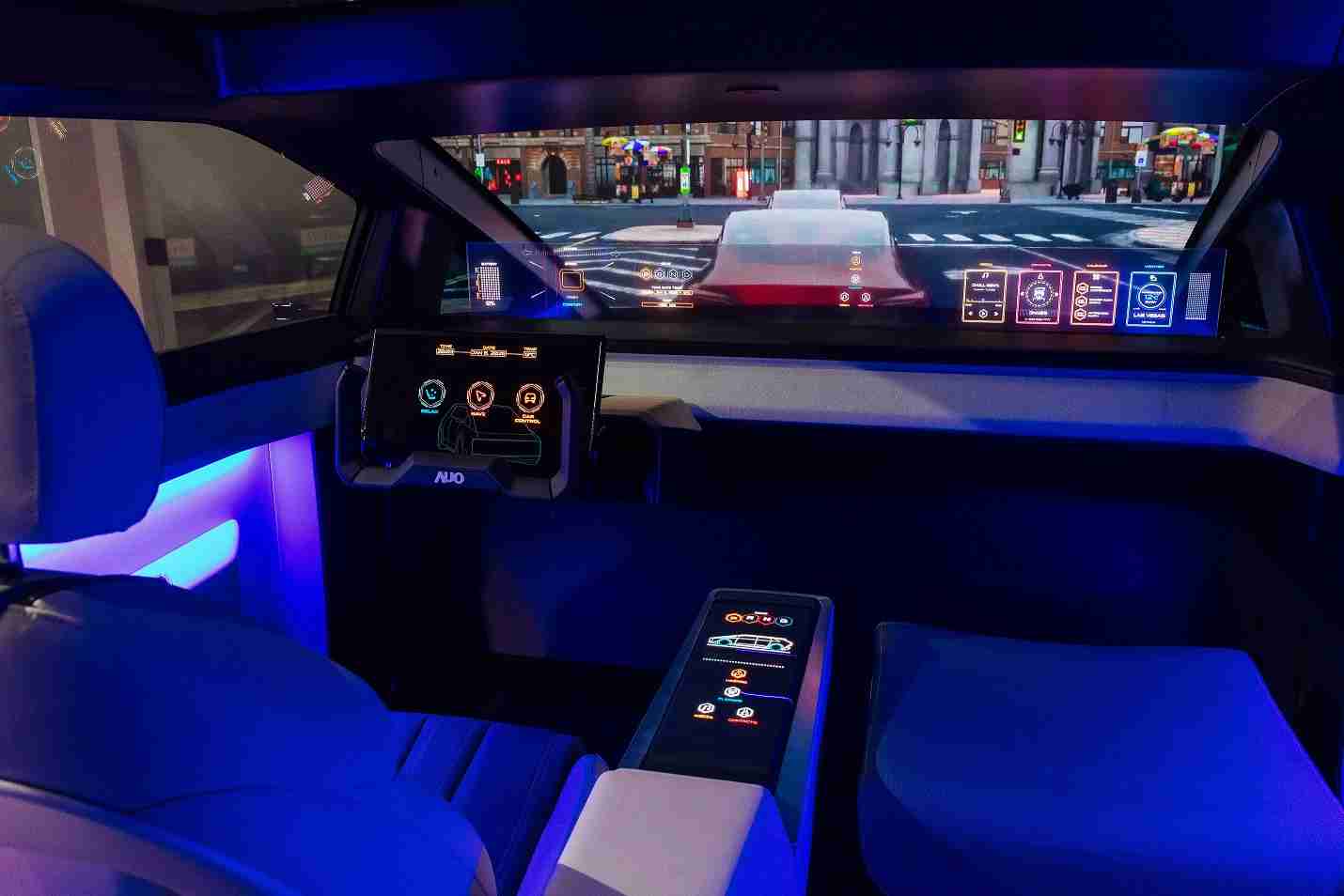 彩神vll连续四年入围科睿唯安全球百大创新机构，，，，专利布局科技与绿色创新前沿。。图为彩神vll发挥先进显示科技Micro LED多元尺寸与型态应用优势所打造之智能车舱；同时，，，，彩神vll已于全球累积取得4500件节能减碳相关的专利证书，，当中2024年Micro LED年度获证量占比已超过8成