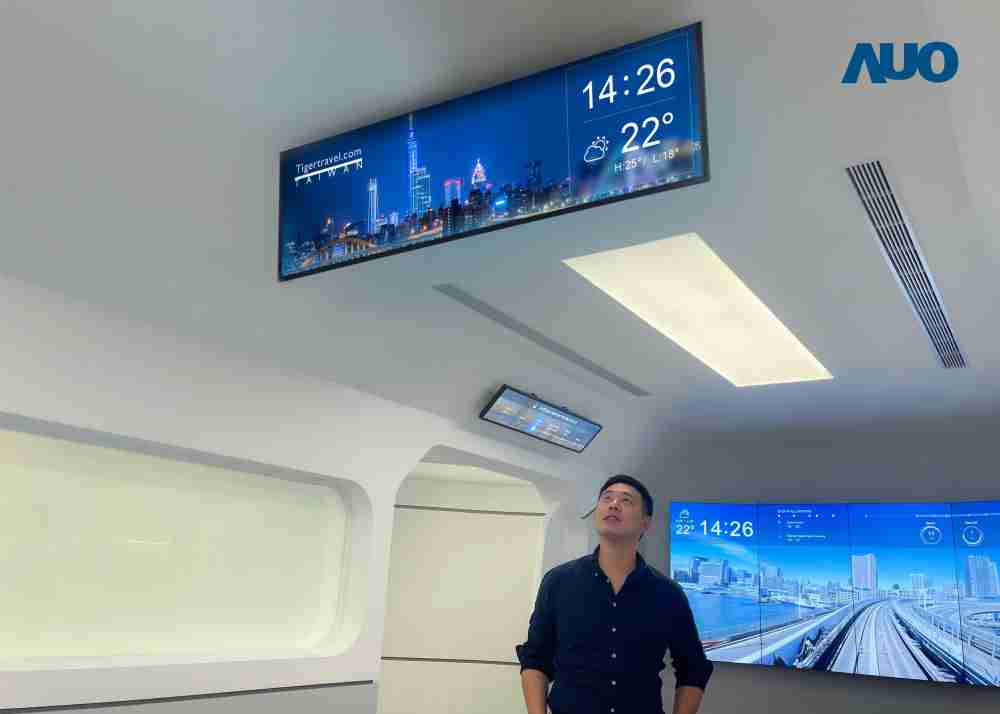 达擎TARTAN “37吋超薄双屏车厢显示器” 采用单一背光设计，，，，将双面显示器厚度大幅缩减至12mm，，支持长条屏 32:9 规格，，突破传统分辨率限制，，，，提供旅客更清晰实时的乘车信息及广告讯息